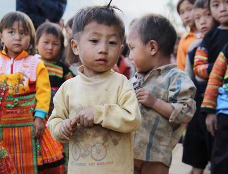 Trẻ em vùng cao khổ cùng cực với cái rét cắt da cắt thịt